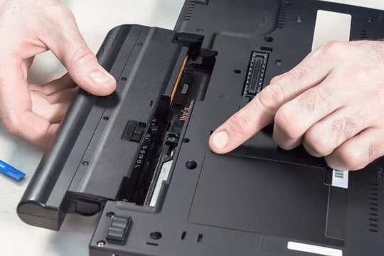 Đạo luật Pin mới của EU buộc điện thoại, laptop quay lại dùng pin rời?