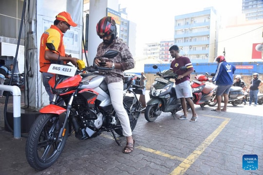 Sri Lanka dùng mã QR phân phối xăng dầu trên đầu người