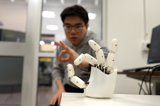 Vòng tay AI điều khiển cánh tay robot thời gian thực
