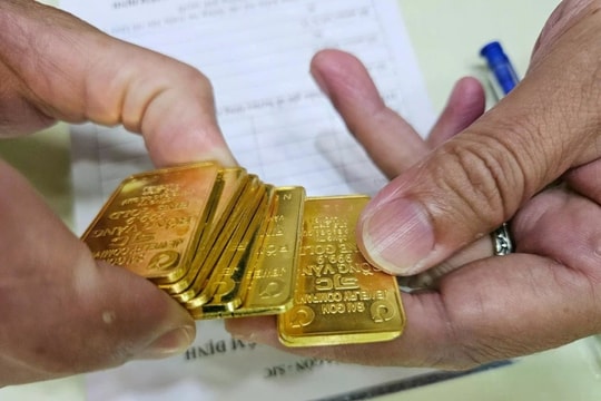 Giá vàng hôm nay 30.3: Vàng nội 'đắt đỏ' vô lý, người mua 'bay' 15 triệu/tháng