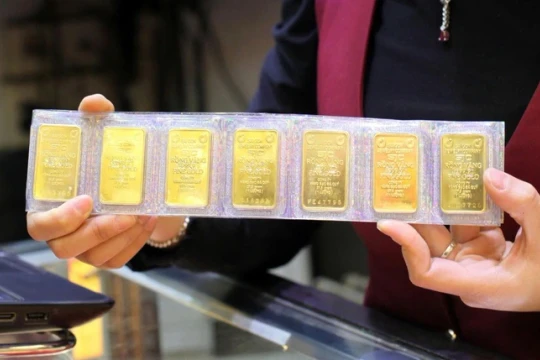Giá vàng hôm nay 2.4: Quay xe ngoạn mục, người giữ tiền 'đứng ngồi không yên'