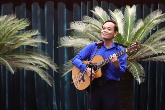Video: Bí thư Thành ủy TP.HCM Trần Lưu Quang ngẫu hứng ôm đàn hát tặng thanh niên
