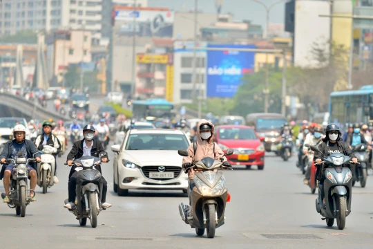 Thời tiết hôm nay 4.4: 'Chảo lửa' đầu mùa, nắng nóng gay gắt lan rộng nhiều nơi