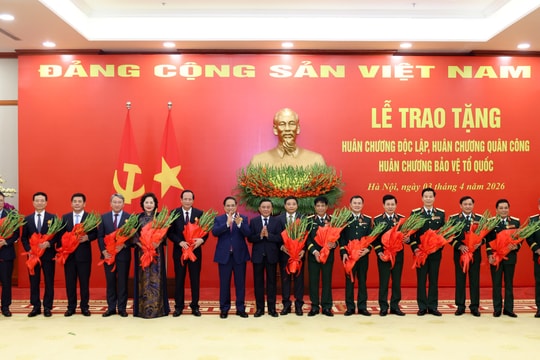 Bộ trưởng Nguyễn Mạnh Hùng nhận Huân chương Độc lập hạng Ba