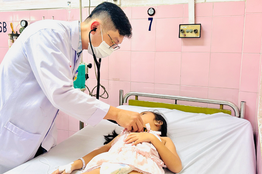 Hàng loạt học sinh TP.HCM nhập viện nghi ngộ độc thực phẩm, ngành y tế khẩn trương điều tra
