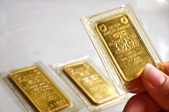 Giá vàng hôm nay 10.4: SJC 'lao dốc' 3,5 triệu đồng, nhà đầu tư có nên cắt lỗ?