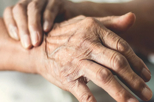 Bệnh Parkinson dễ bị nhầm với tuổi già: Khi “kẻ cắp thầm lặng” lấy đi quyền kiểm soát cơ thể