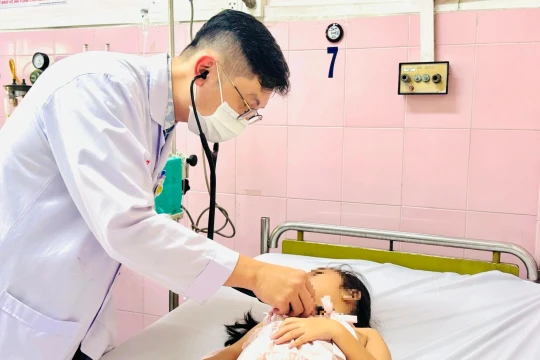 Học sinh Bình Quới Tây ngộ độc thực phẩm: Số trẻ nhập viện tăng!
