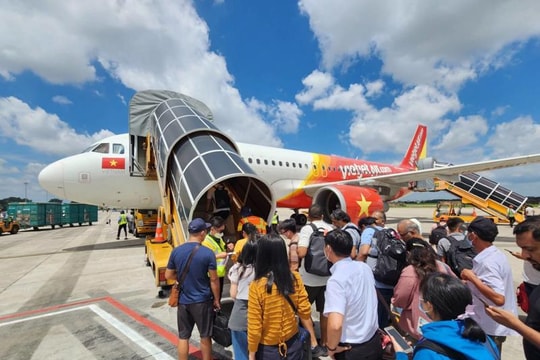 Tăng trần giá vé máy bay: Du lịch nín thở, người dân tính lại lộ trình
