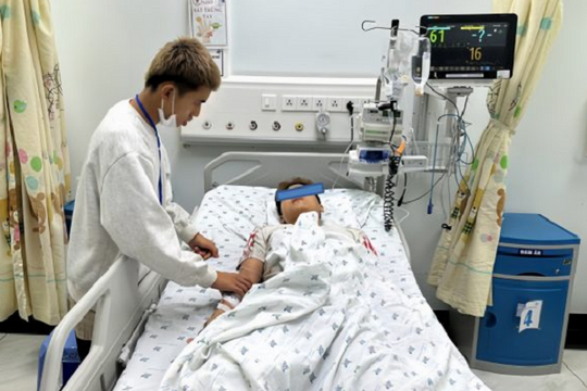 Một trận đá bóng bị liệt tứ chi: Sự thật về căn bệnh hiếm nhiều người không biết