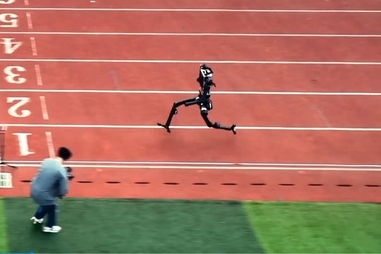 Trung Quốc khoe robot hình người chạy nhanh như Usain Bolt