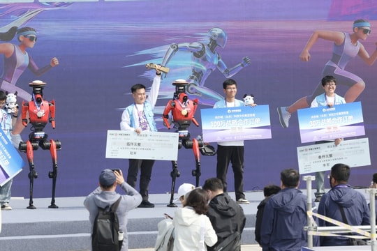 Robot hình người của Honor 'bao' trọn top 3 giải bán marathon Bắc Kinh, phá kỷ lục con người