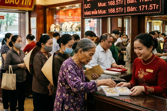 Giá vàng hôm nay 20/4: Trong nước đắt hơn thế giới 18,5 triệu, vì sao người dân vẫn 'đổ xô' đi mua?