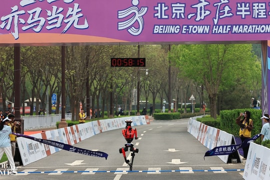 Cuộc thi bán marathon robot hình người 2026 tiến bộ vượt bậc sau 1 năm