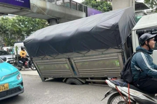 Video: Xe tải đang chạy bất ngờ sụt hố trên đường Nguyễn Trãi, Hà Nội