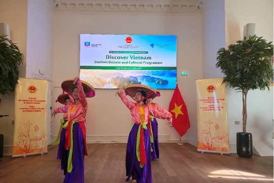 Học sinh Đan Mạch tranh luận về tăng trưởng xanh Việt Nam