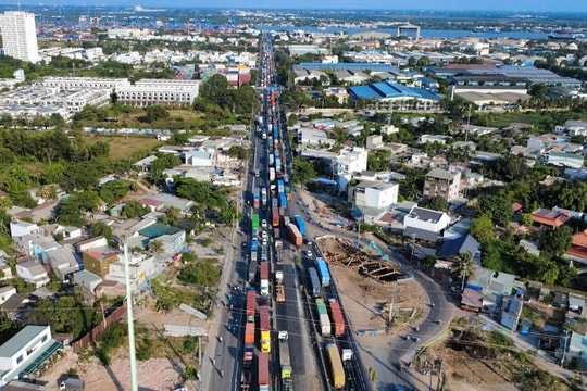 Bến xe đông nghẹt, cửa ngõ TP.HCM quá tải ngày nghỉ lễ