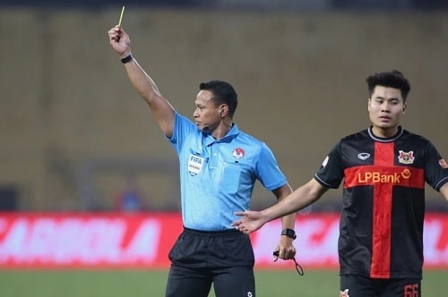 Trọng tài V-League: Niềm tin có ‘nhập khẩu’?