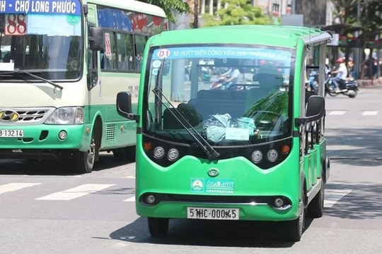 Xe buýt mini: Giải pháp giao thông trên đường hẹp ở TP.HCM?