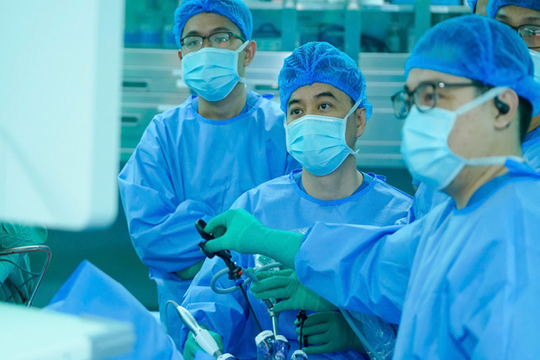 Bác sĩ Việt cứu sống doanh nhân Indonesia bị ung thư đại tràng
