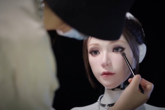 Video trang điểm cho Robot Origin F1 gây 'rùng mình' với biểu cảm giống người thật đến khó tin