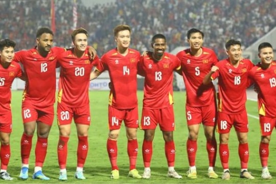 Nhập tịch cầu thủ để mạnh hơn, hay đánh mất chính mình?