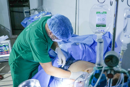 Chuyến bay xuyên bão trong đêm: Giành giật sự sống cho 2 công nhân Trường Sa