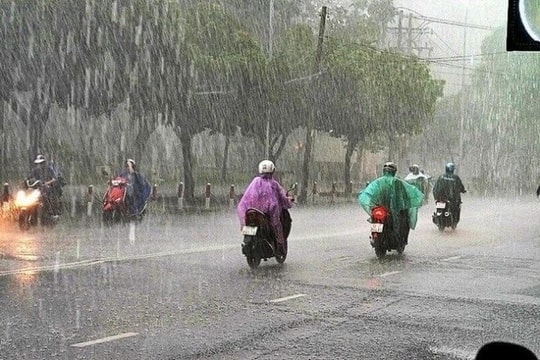 Thời tiết hôm nay 8/5: Không khí lạnh về, Hà Nội mưa to và trời mát lịm