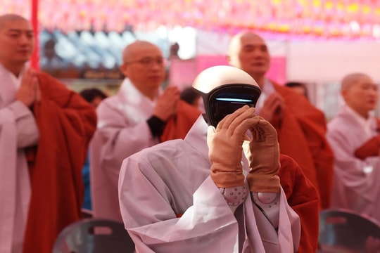 Gabi: Robot Hàn Quốc đầu tiên đi tu, chắp tay quỳ lạy như nhà sư