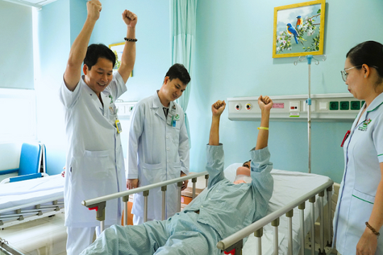 Liệt tứ chi đột ngột ở tuổi 35: Bác sĩ cảnh báo bệnh dễ nhầm với đột quỵ