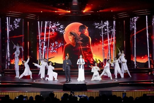 Đạo diễn Lê Việt: 'Visual sân khấu để tôn vinh nghệ sĩ, không phải nuốt chửng họ'