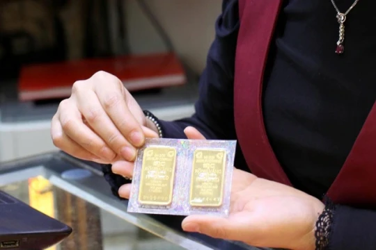 Giá vàng hôm nay 12/5: Lao dốc không phanh, thế lực nào đang thực sự giật dây?