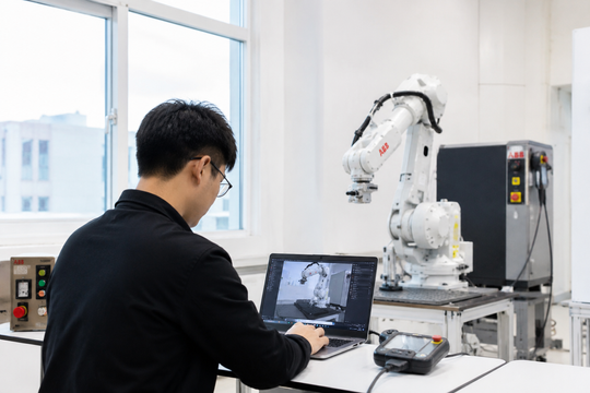 Khi con người phải sống như máy móc để nuôi AI