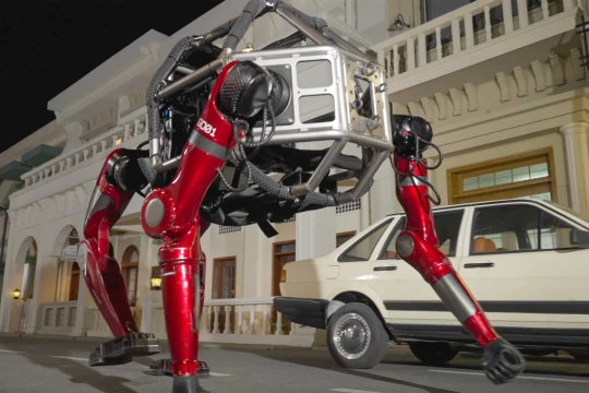 Video: Robot 'Transformer' đầu tiên có người lái, có thể đi 2 chân, 4 chân và phá đổ tường