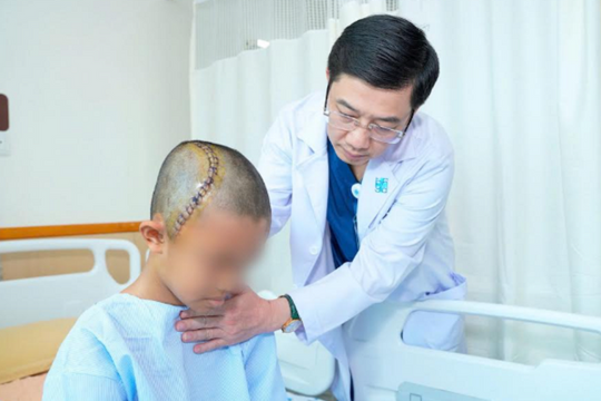 Mổ sọ tỉnh cứu bé trai mắc u não, bảo tồn chức năng não bộ