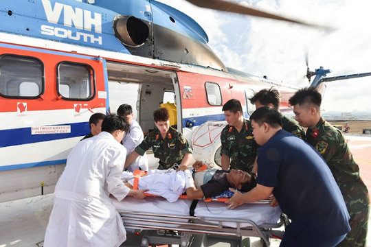 Trực thăng quân y xuyên đêm giải cứu 2 bệnh nhân giữa đảo Trường Sa