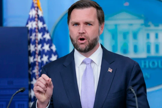 JD Vance bác cáo buộc ông Trump tự giao dịch cổ phiếu Nvidia, Apple, Palantir