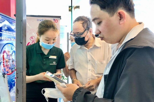 Khi mọi dịch vụ lên app, người cao tuổi xoay xở ra sao?