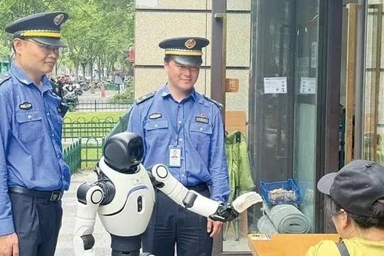 Trung Quốc bắt đầu cho cảnh sát robot đi tuần trên đường phố