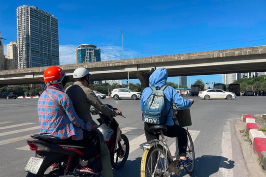 ‘Trốn nóng’ 40 độ kiểu Hà Nội: Những kế sách độc lạ giữa đỉnh nóng