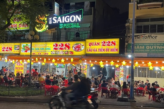 TP.HCM siết quản lý vỉa hè, lòng đường: Không để người dân phải ‘chạy vòng’ hỏi thủ tục
