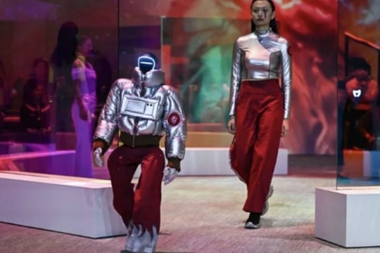Robot hình người sải bước trên sàn diễn thời trang