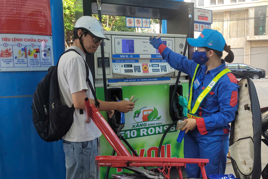 Xăng E10 chính thức kinh doanh trên cả nước, người tiêu dùng nói gì?