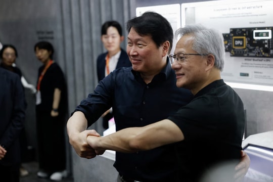 Nvidia và SK Hynix bắt tay cho kỷ nguyên nhà máy AI, cảnh báo thiếu chip nhớ còn kéo dài