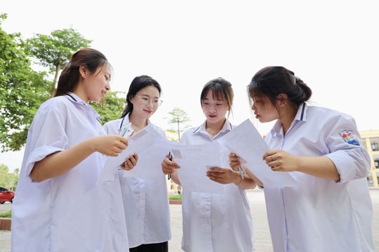 Thi tốt nghiệp THPT: Sĩ tử thời AI và muôn kiểu chữa lành viral mạng xã hội