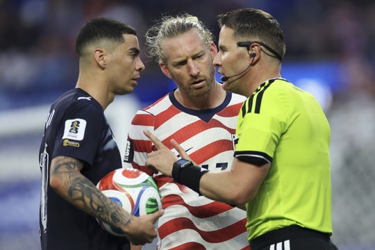 Cầu thủ đầu tiên ở World Cup được VAR cứu nhờ luật ‘nhầm người’