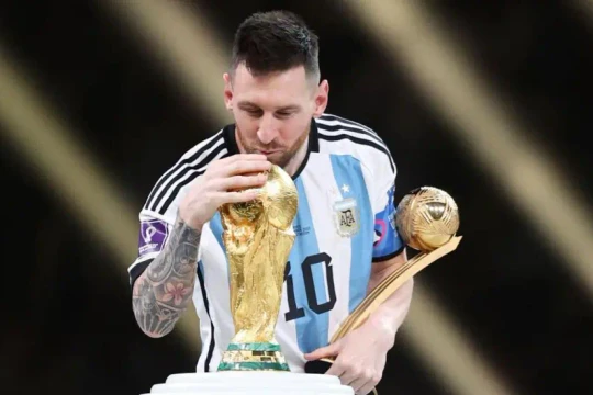Messi từ siêu sao chạy cánh khuấy đảo thế giới đến gần như không còn chạy