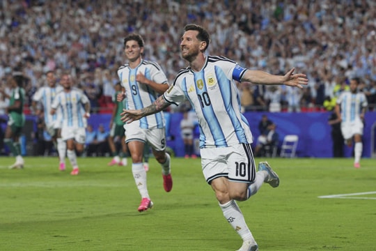 Messi lập hat-trick, san bằng kỷ lục ghi bàn World Cup của Klose