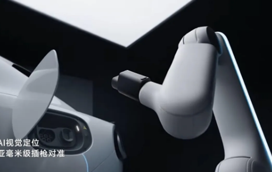 Xiaomi phát minh cánh tay robot sạc xe điện