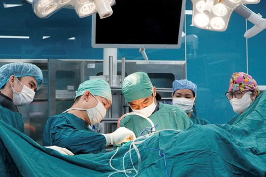 Giám đốc Sở Y tế TP.HCM nói gì về bé trai 11 tuổi bị ô tô cán qua người được cứu sống?